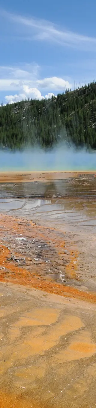 Diese beeindruckende heiße Quelle ist bekannt für ihre lebhaften Regenbogenfarben. Die Farben entstehen durch verschiedene Mikroben, die in den heißen Wasserbereichen leben.